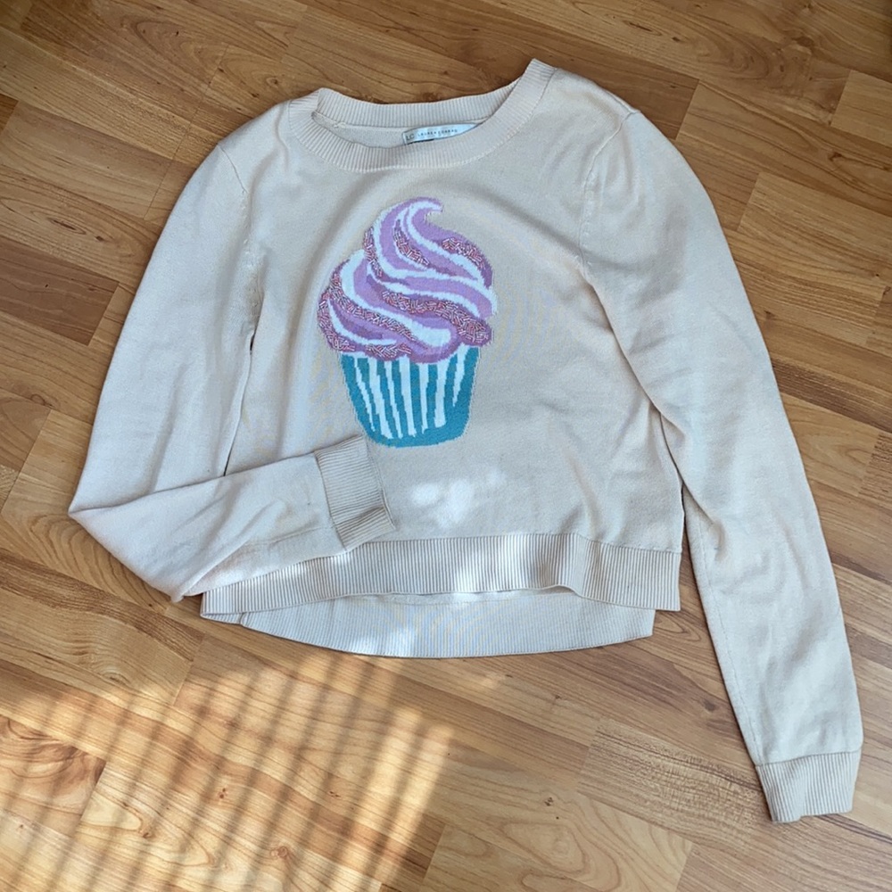 🧁 Adorable Cream Cupcake Sweater with Appliqué Sprinkles 🧁